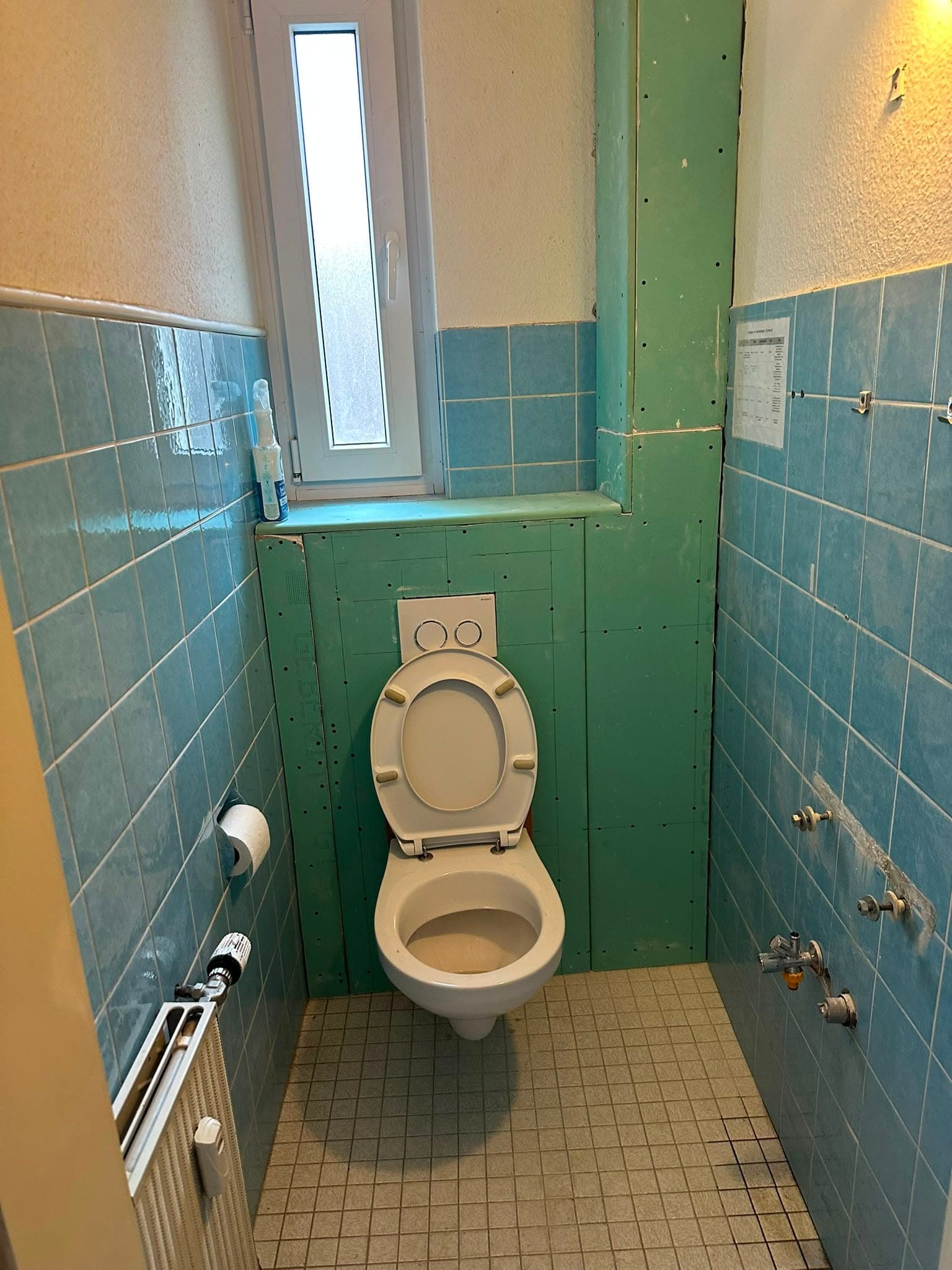 Gäste-WC: Fliesen werden fugenlos – vorher